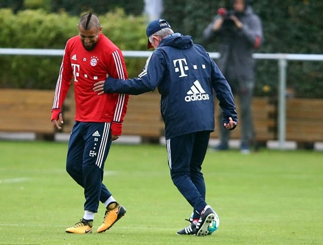 Arturo Vidal vui vẻ trên sân tập với ông thầy của mình.