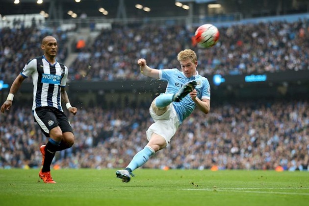 De Bruyne vô lê ghi bàn vào lưới Newcastle năm 2015.