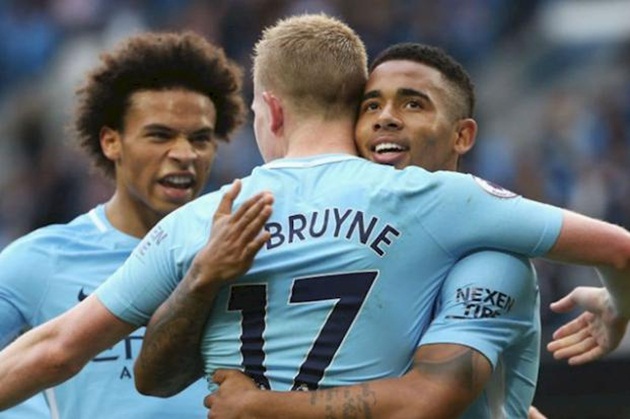 De Bruyne ăn mừng cùng Gabriel Jesus. Đây là cặp đôi hứa hẹn sẽ khuynh đảo Ngoại hạng Anh trong tương lai.