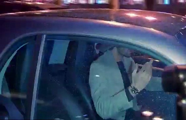 Fellaini nhanh chóng lên xe và rời khỏi khách sạn. Ảnh cắt từ đoạn băng trên Twitter.