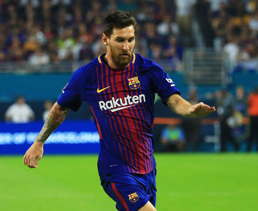 2. Lionel Messi (Barcelona) - 80 triệu đô la. Messi vẫn là ngôi sao có sức hút to lớn trong lẫn ngoài phạm vi Tây Ban Nha. Mức lương của anh tại Barca là không ai sánh kịp, đồng thời hàng loạt quảng cáo lớn nhỏ đều chọn mặt gửi vàng với siêu sao người Argentina.