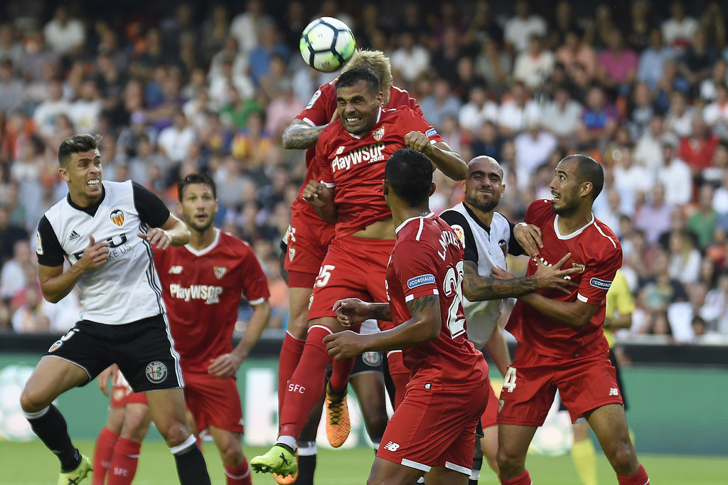Sevilla tỏ ra chắc chắn trong việc kiềm tỏa sức tấn công của Valencia.