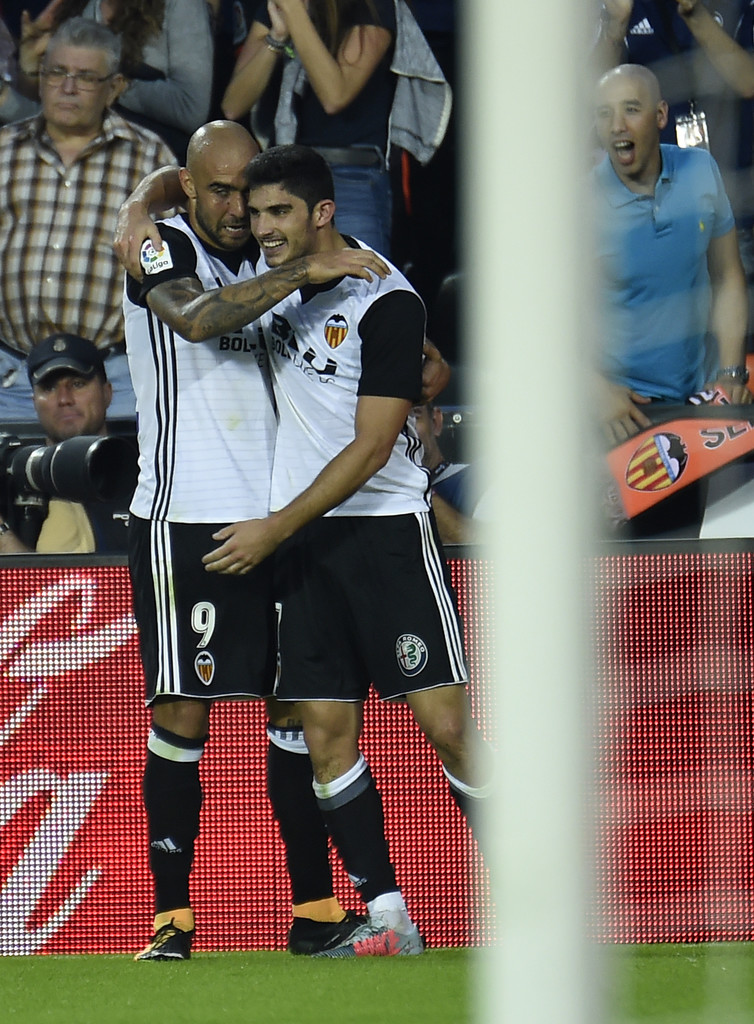 Simone Zaza chạy đến chia vui cùng đồng đội.