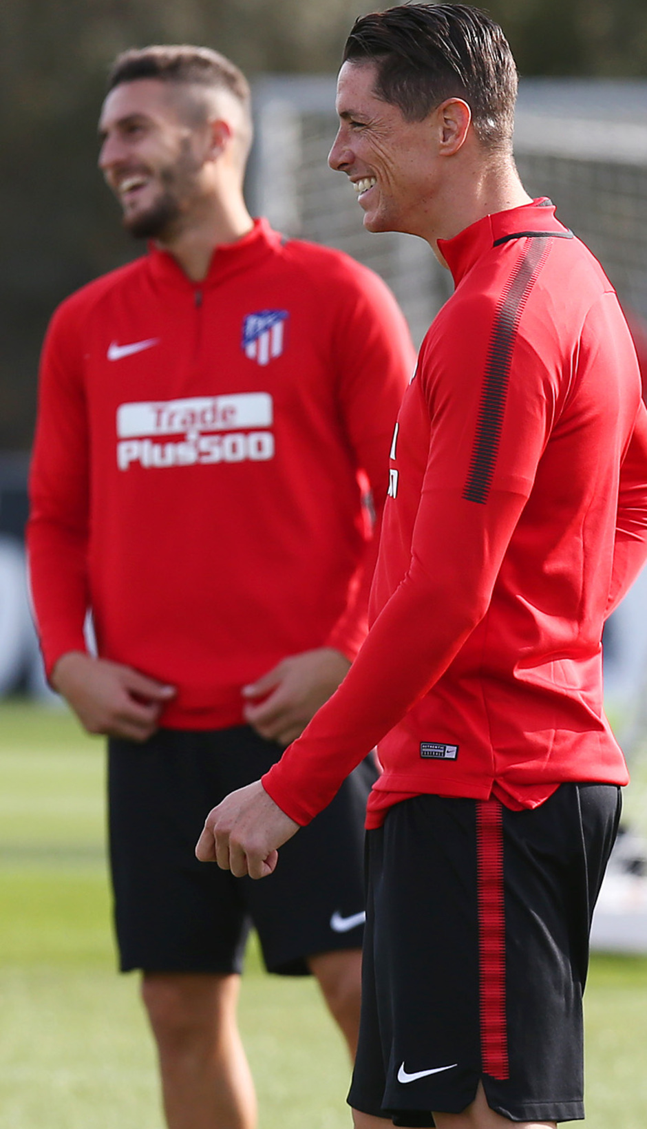 Fernando Torres cười thoải mái dù các bài tập đã khiến anh thấm mệt.