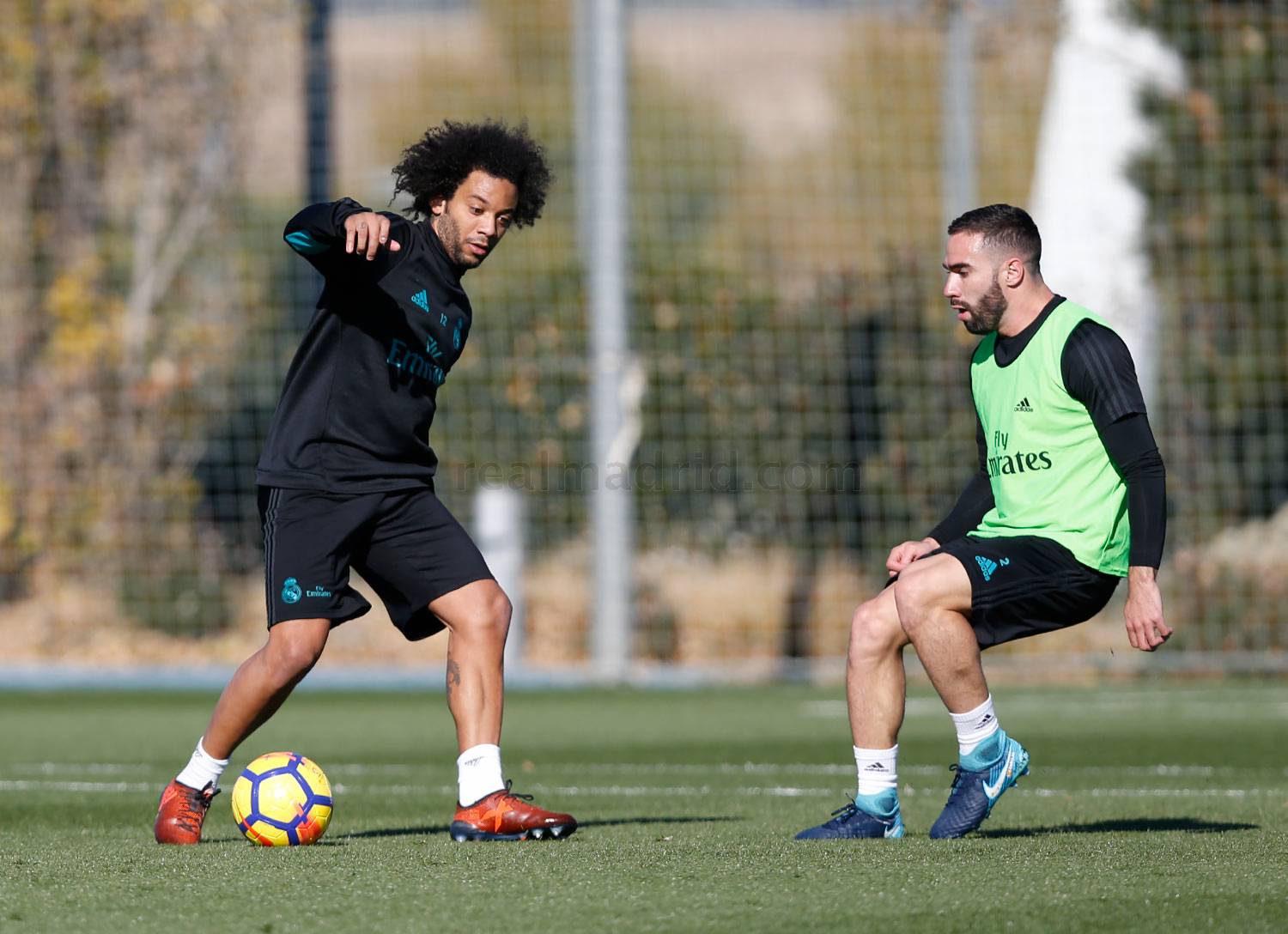 Hai hậu vệ Real đối đầu nhau trên sân.