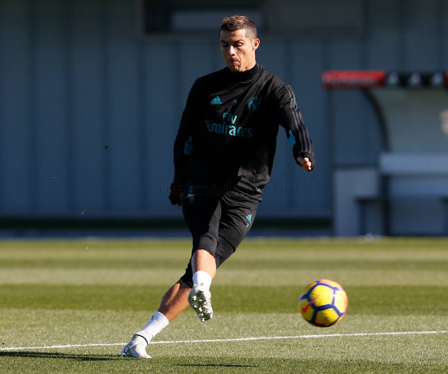 Ronaldo miệt mài tập sút trong buổi tập hôm nay với Real Madrid.