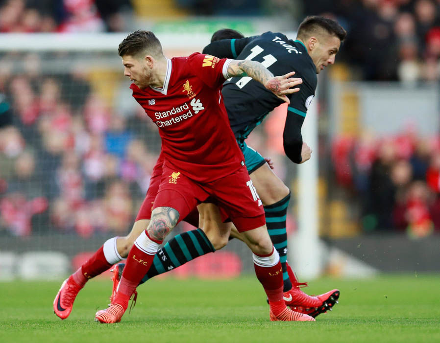 Hậu vệ trái: Alberto Moreno. Cầu thủ người Tây Ban Nha vẫn thi đấu khá ổn trong mùa giải này. Anh cũng chơi 10/12 trận Ngoại hạng Anh và cả 4 trận tại vòng bảng Champions League mùa này.