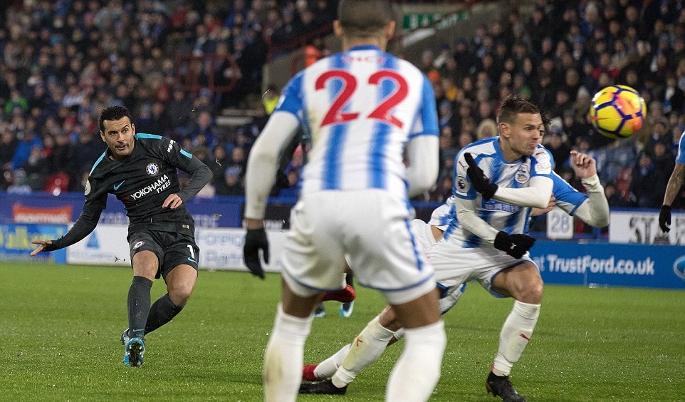 Sang đầu hiệp hai, Pedro cứa lòng đẳng cấp ghi bàn thắng thứ ba cho Chelsea.