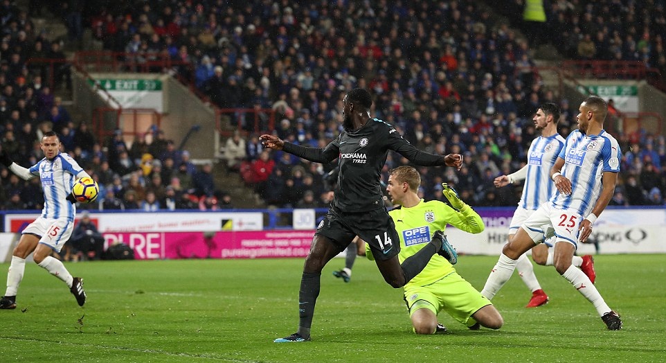 Ngay phút 23, Tiemoue Bakayoko đã mở tỷ số cho Cheslea từ một một pha băng xuống và dứt điểm quyết đoán.