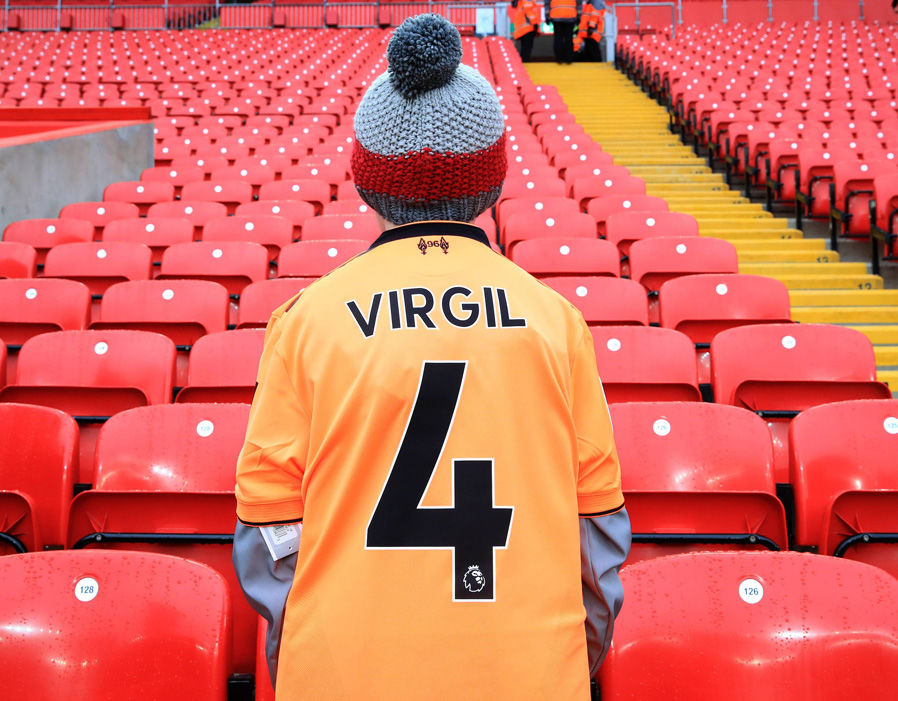 Một CĐV nhí đã mặc áo của Van Dijk để đến sân cổ vũ Liverpool đêm nay.