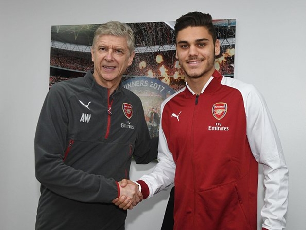 Mavropanos chính thức gia nhập Arsenal.