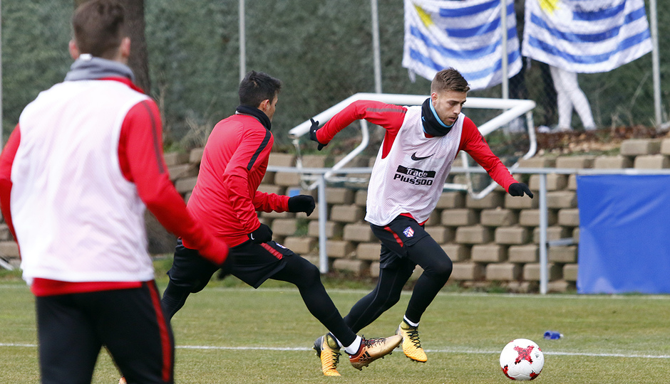 Các cầu thủ Atletico Madrid lao vào tập luyện trong ngày hôm nay.