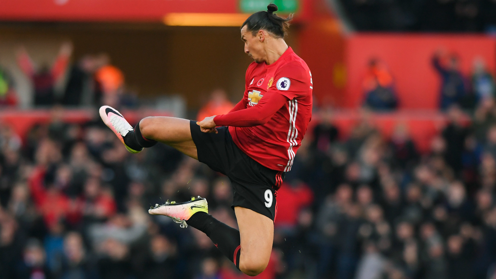 Zlatan Ibrahimovic thi đấu không tồi ở M.U. Ảnh: Goal.