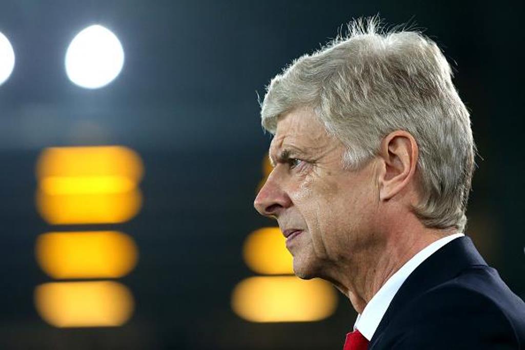 HLV Wenger khó thể hài lòng với thất bại.