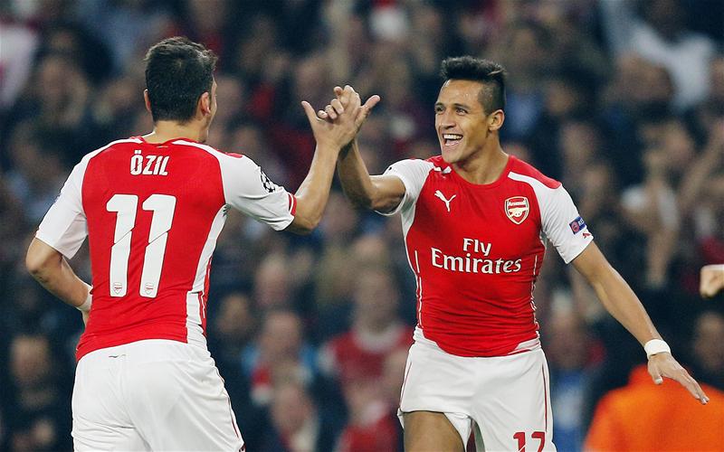 Arsenal phải nhọc nhằn giữ chân Oezil và Sanchez.