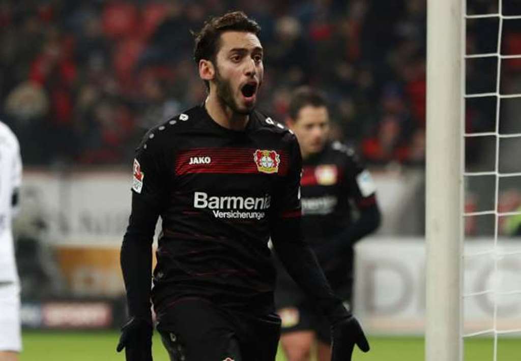 Calhanoglu bị cấm thi đấu 4 tháng.