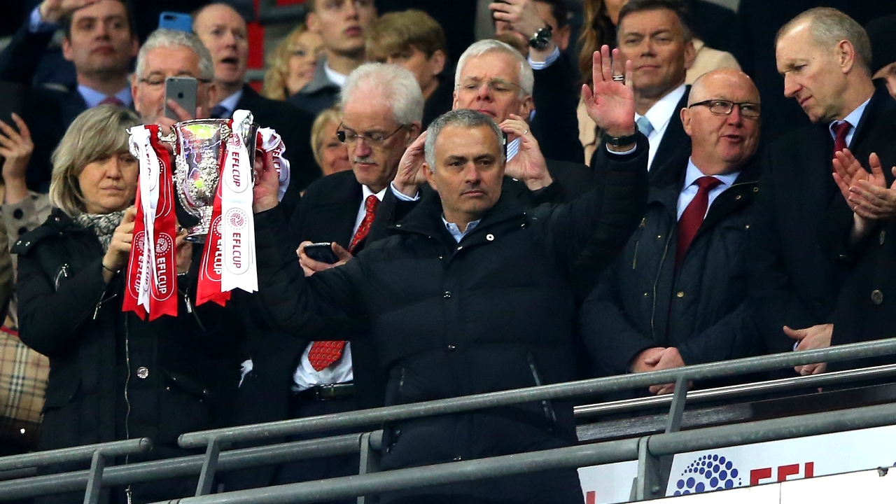 Mourinho san bằng kỉ lục của Sir Alex.
