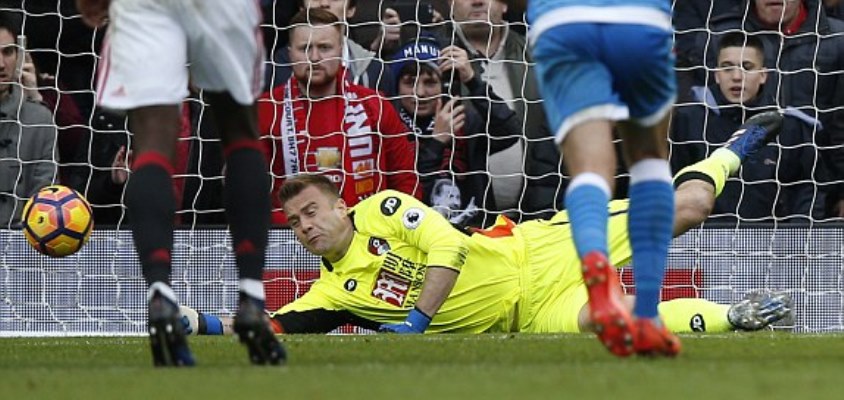 Ibra cũng không khá hơn. Ngay cả khi được hưởng quả phạt 11m, Ibra vẫn sút hỏng.