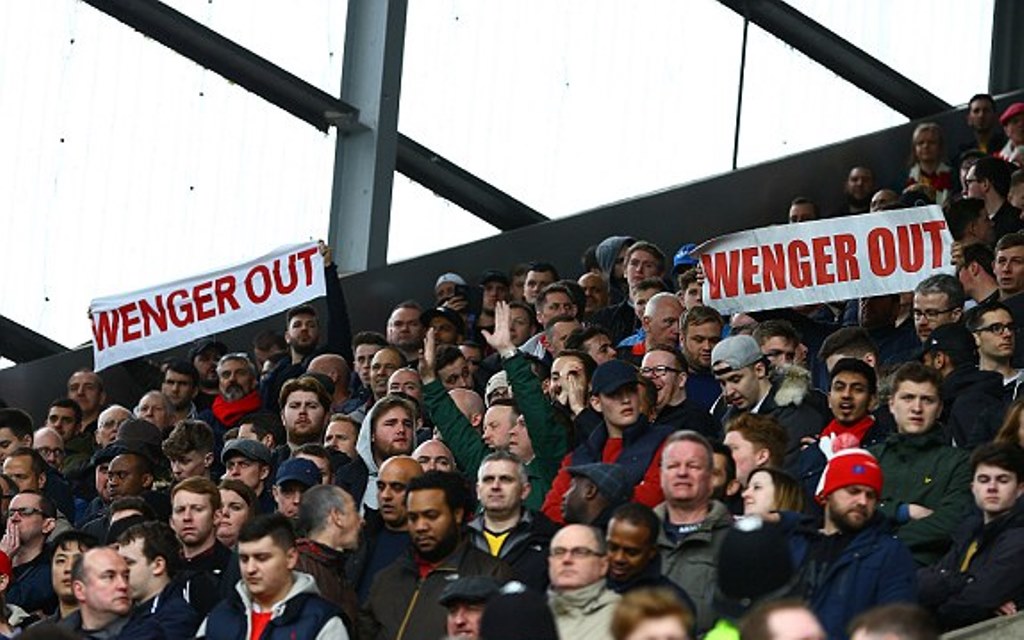 HLV Wenger sẽ rất buồn khi thấy cảnh tượng này.