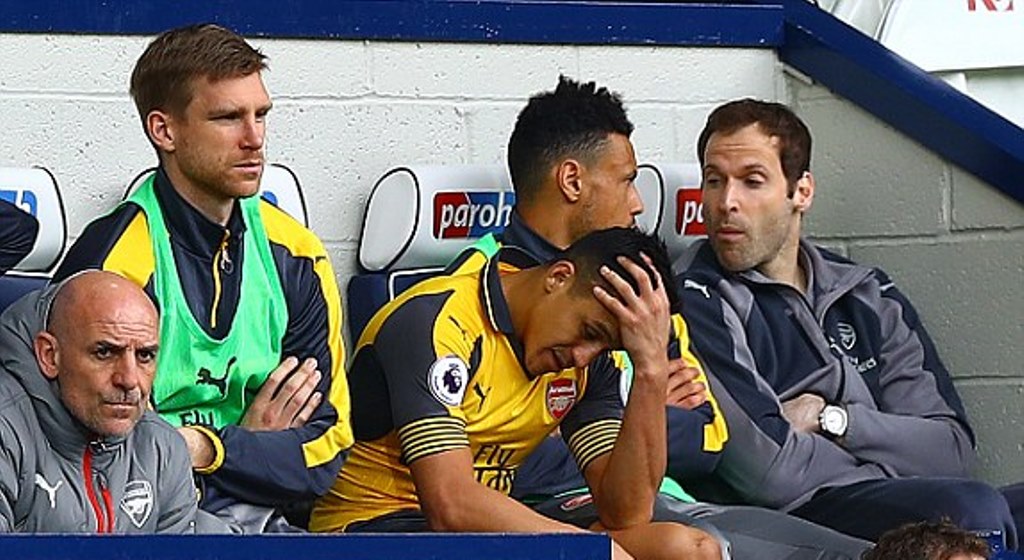 Nỗi thất vọng của Sanchez khi không gánh được Arsenal.