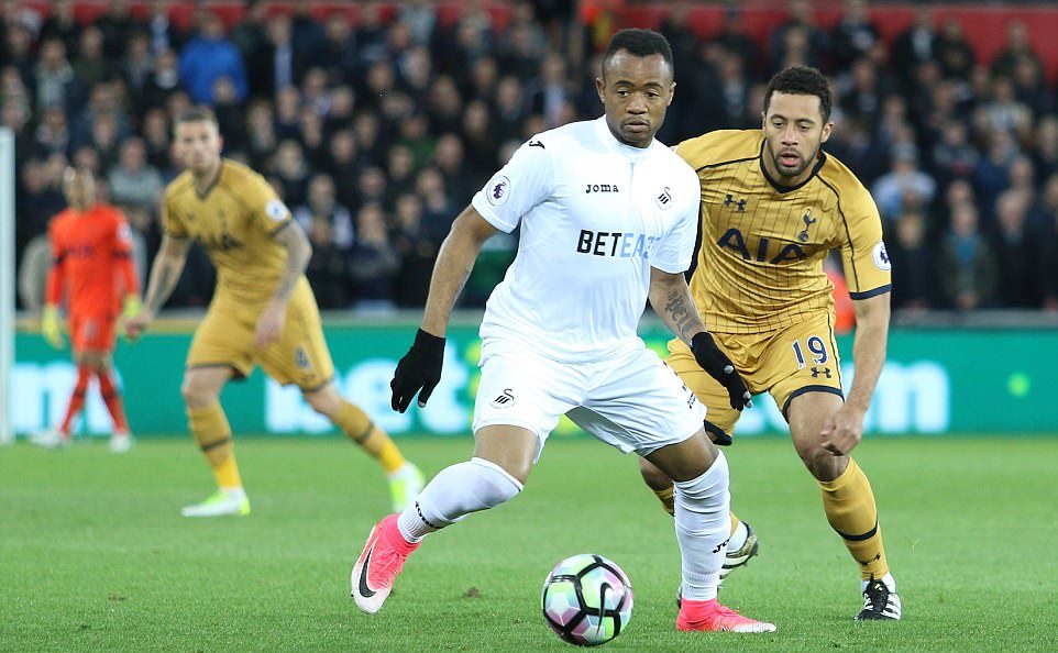 Swansea chơi phòng ngự khiến Tottenham gặp khó.