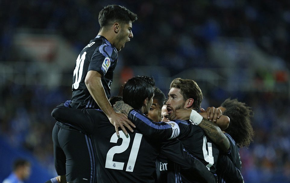 Real Madrid tiếp tục giữ vững ngôi đầu La Liga.