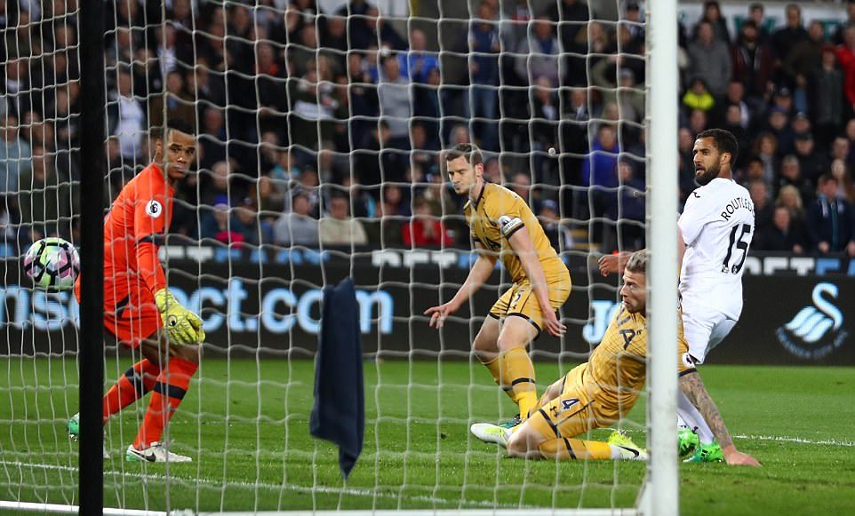 Routledge giúp Swansea mở tỉ số từ phút 11.