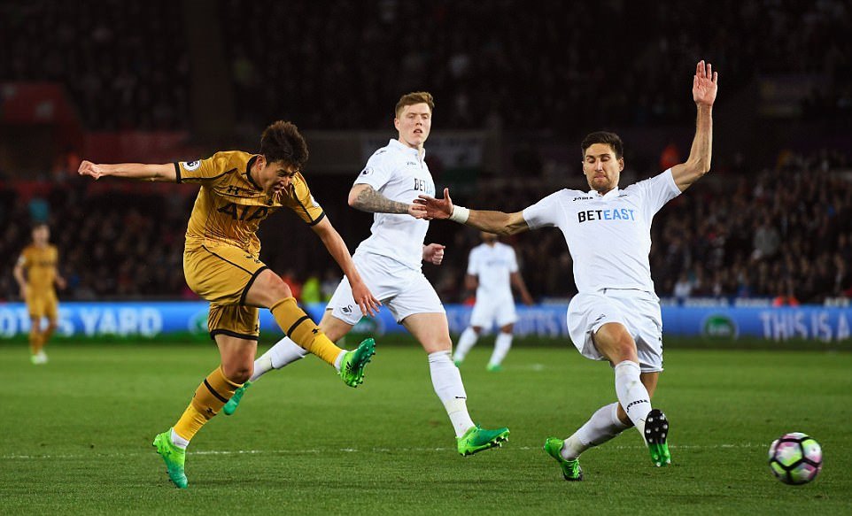 Tottenham thi đấu bế tắc trong hiệp 1.