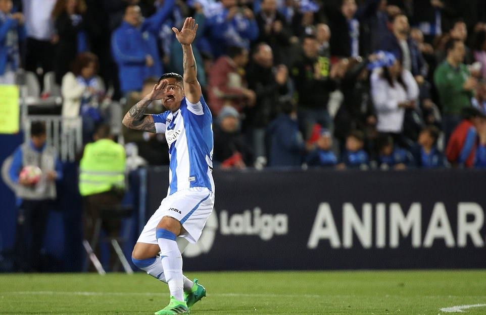 Phút 34, Luciano rút ngắn tỉ số còn 2-3 cho đội chủ nhà.