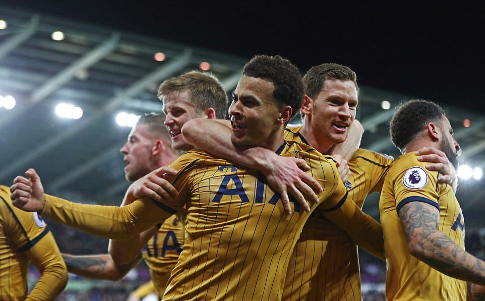 Niềm vui của Tottenham sau bàn gỡ.