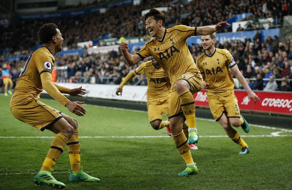 Niềm vui của Heung-Min Son khi ghi bàn giúp Tottenham dẫn trước 2-1 phút 90+1.