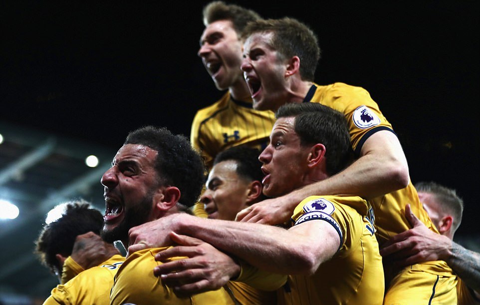 Niềm vui khó tả của đội khách.