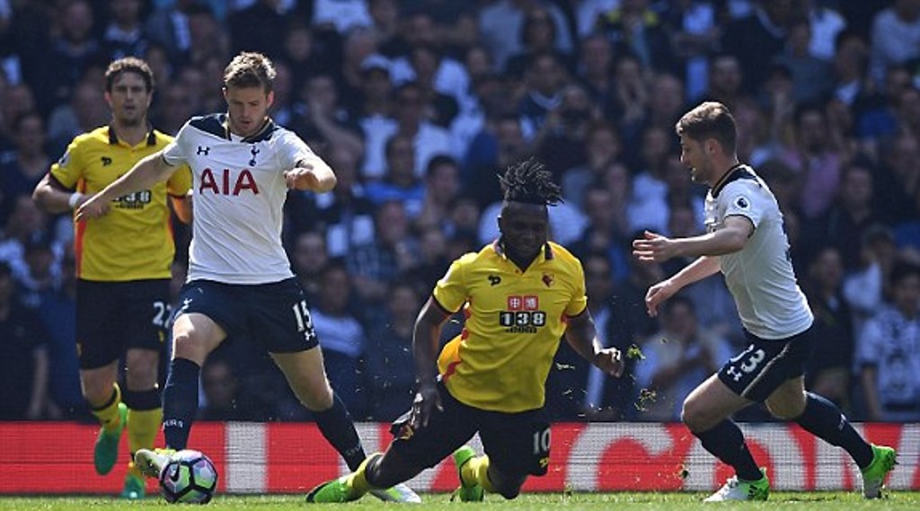 Tottenham tràn lên tấn công ngay từ đầu.