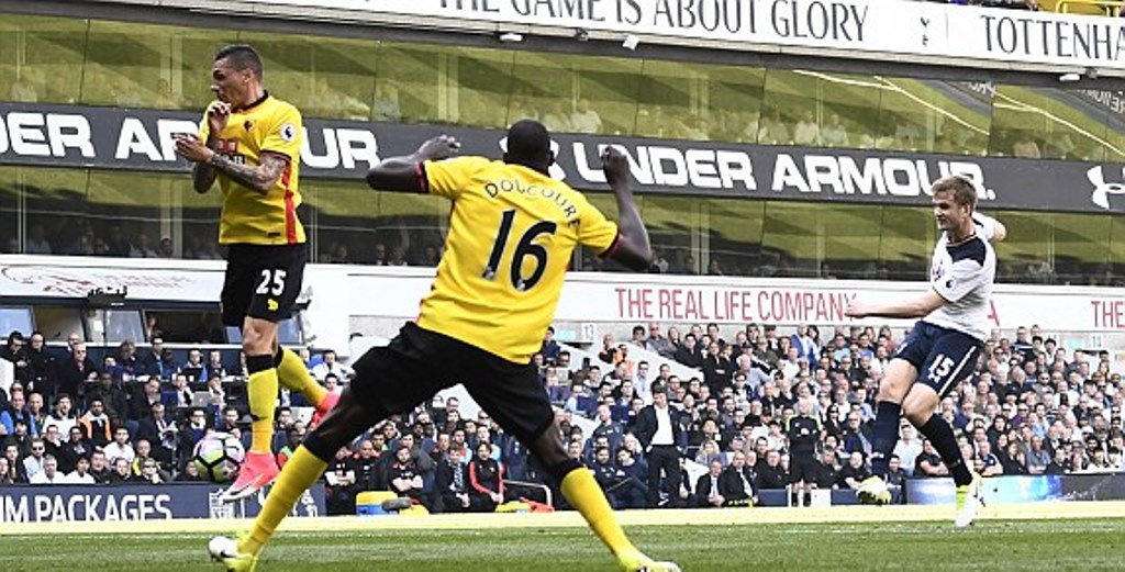 Đến phút 39, Eric Dier nới rộng cách biệt cho đội chủ nhà với cú sút xa như búa bổ.