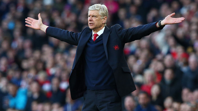 HLV Wenger sẽ ở lại Arsenal.