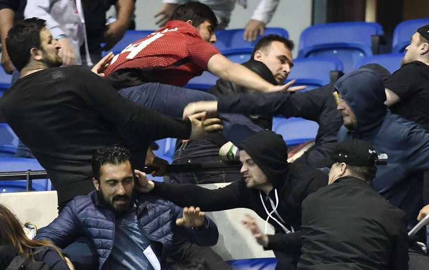 CĐV đánh nhau kinh hoàng, trận Lyon - Besiktas bị hoãn 46 phút - Bóng Đá