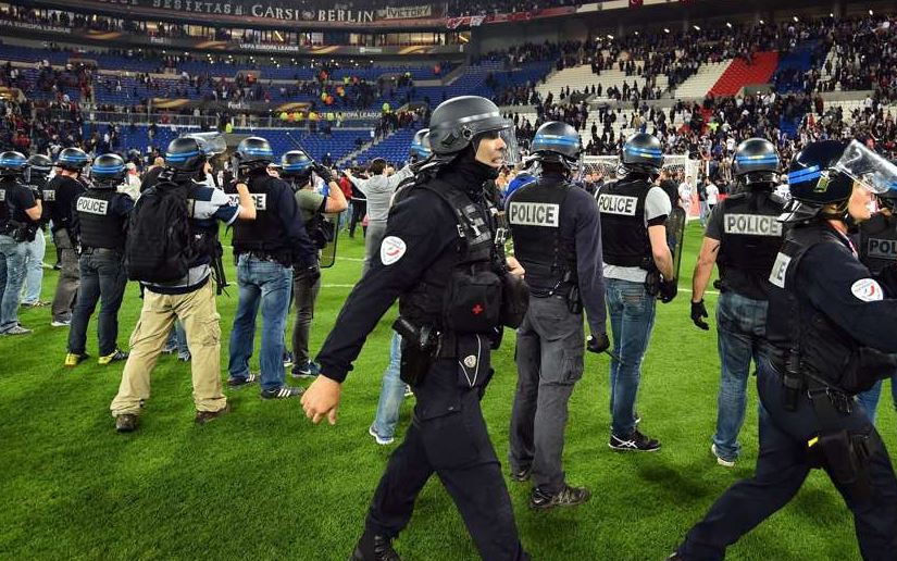 CĐV đánh nhau kinh hoàng, trận Lyon - Besiktas bị hoãn 46 phút - Bóng Đá