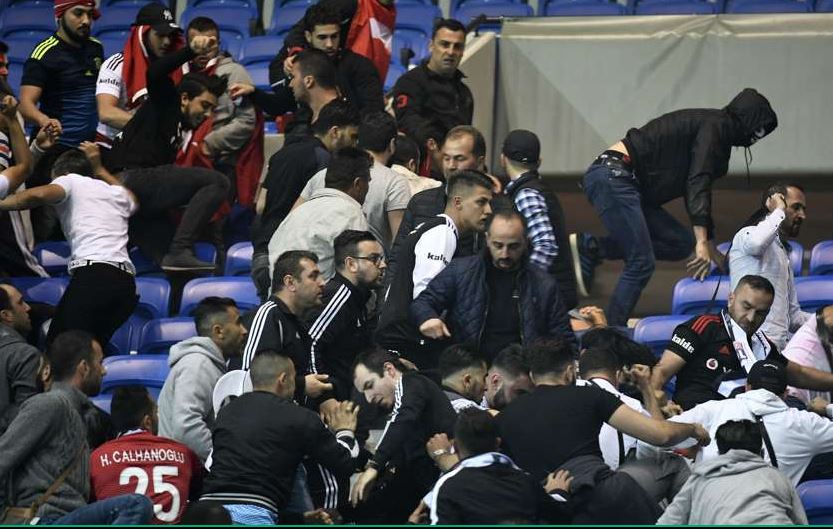CĐV đánh nhau kinh hoàng, trận Lyon - Besiktas bị hoãn 46 phút - Bóng Đá