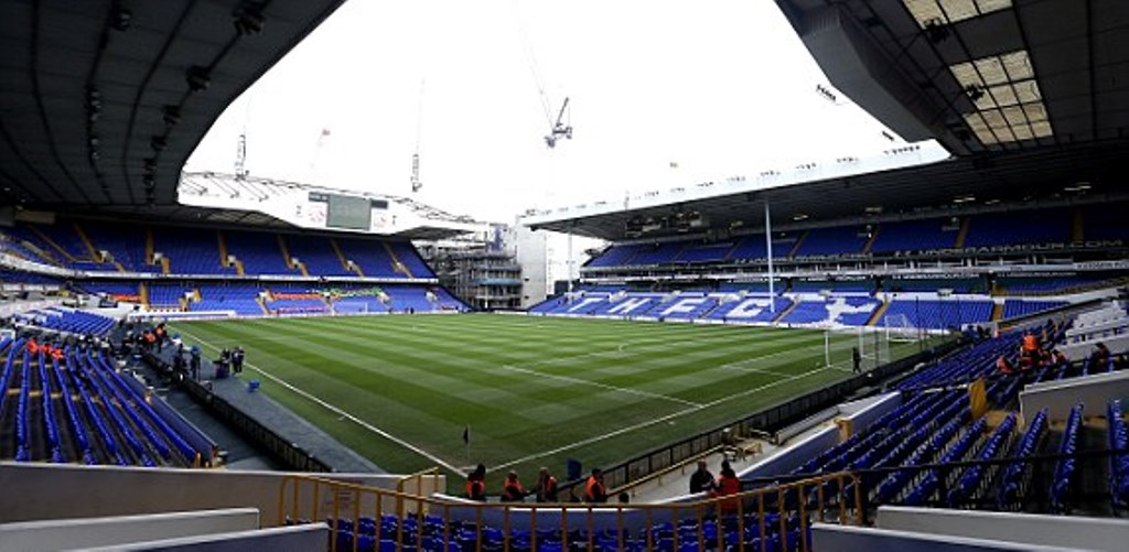 SVĐ White Hart Lane trước trận đấu.