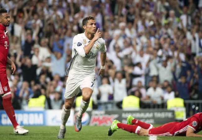 Ronaldo trở thành cầu thủ đầu tiên ghi được 100 bàn thắng ở Champions League.