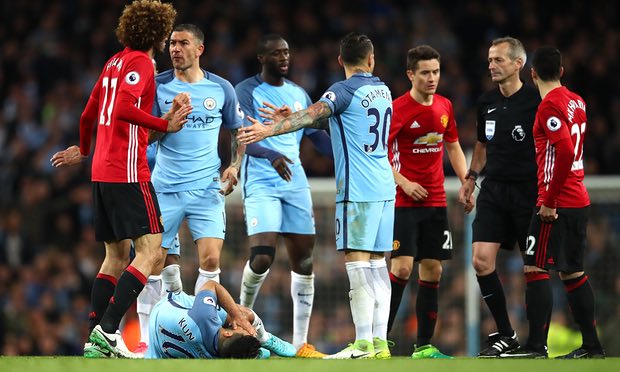 Aguero nằm trên sân lăn lộn.