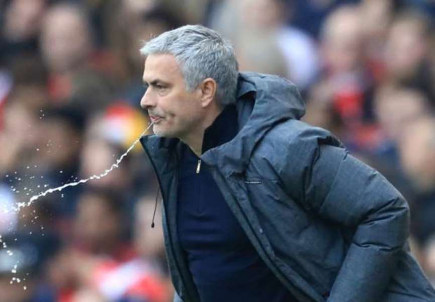 Mourinho không quên 'đá xoáy' Arsenal và Wenger.