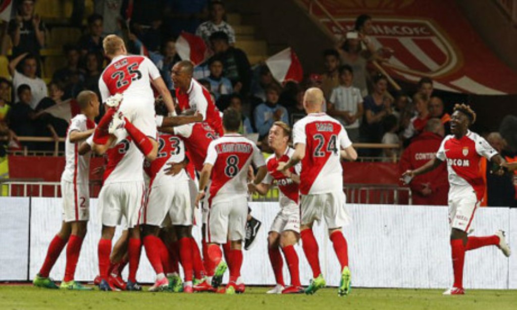 Niềm vui của Monaco khi tiếng còi kết thúc trận đấu vang lên.