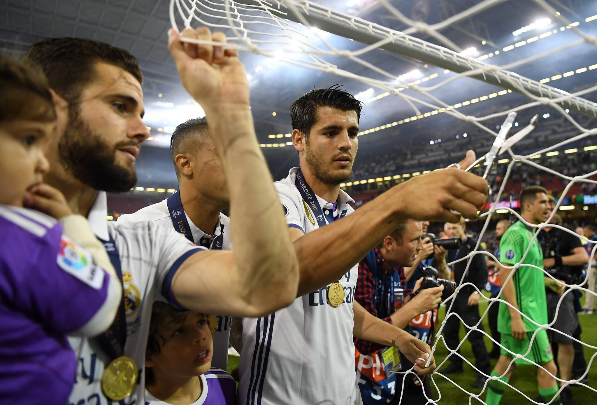 Morata cắt lưới ăn mừng.