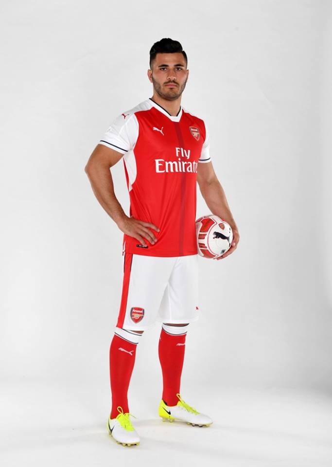 Kolasinac rạng ngời khoe áo đấu Pháo thủ - Bóng Đá