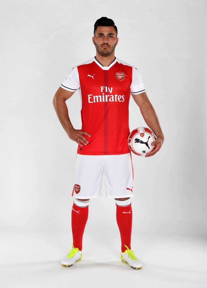 Kolasinac rạng ngời khoe áo đấu Pháo thủ - Bóng Đá