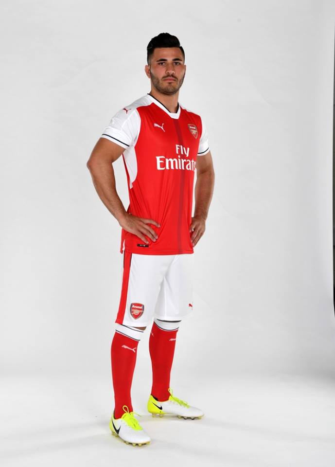 Kolasinac rạng ngời khoe áo đấu Pháo thủ - Bóng Đá