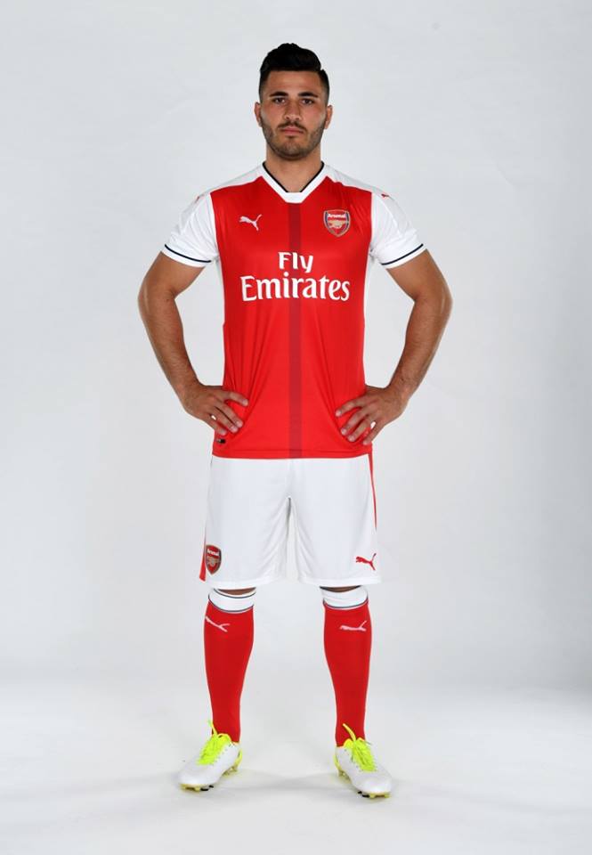 Kolasinac rạng ngời khoe áo đấu Pháo thủ - Bóng Đá