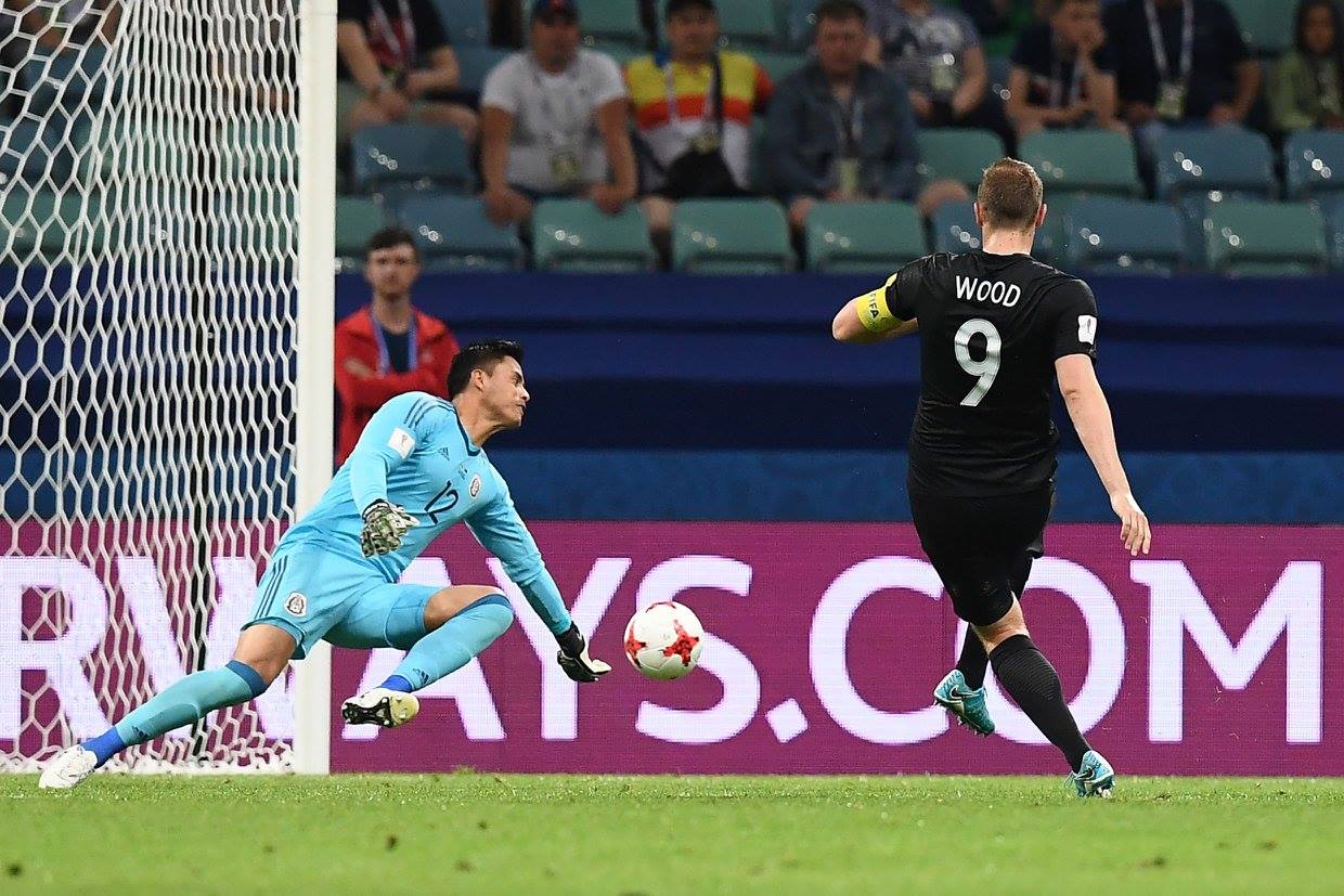 Chris Wood giúp New Zealand có bàn mở tỉ số.