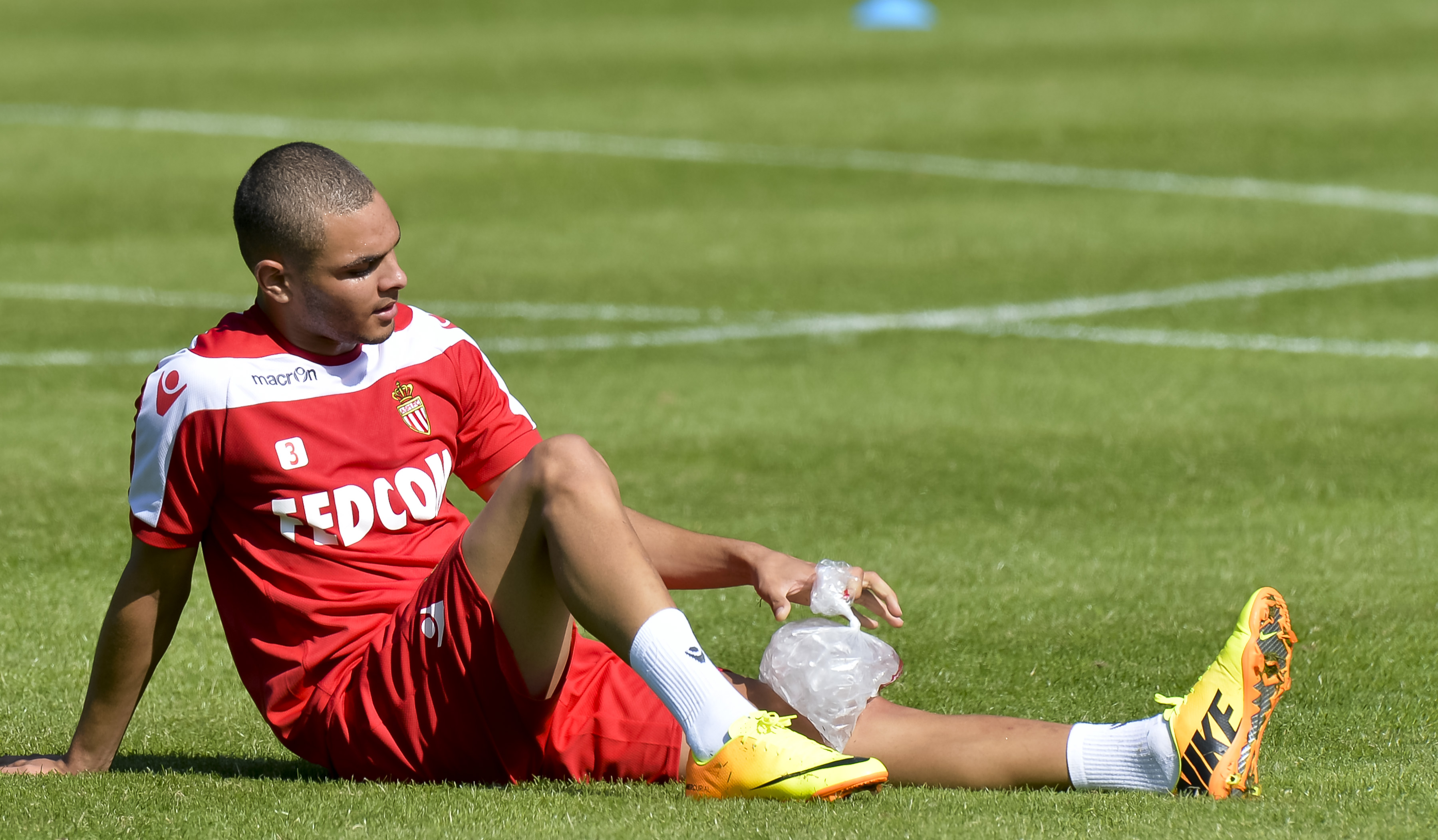 Hậu vệ: Layvin Kurzawa - PSG